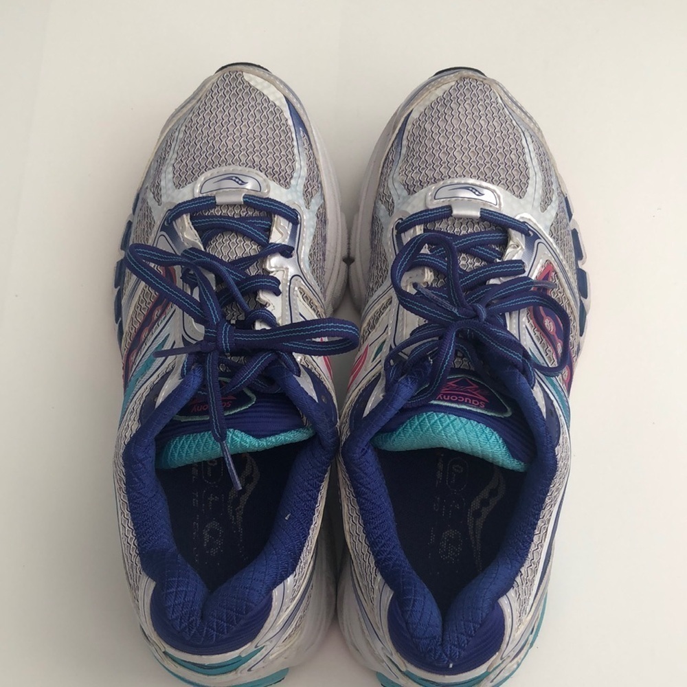 Saucony Guide 8 running shoes with mesh sides size 9 colors of silver blue white